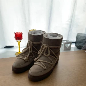 Inuikii beige - Säljer mina fina Inuikiis som endast är använda ett fåtal gånger. Säljer då jag har ett par likadana i annan färg. Skorna har en liten upphöjning i hälen men inget som stört mig😇 Inga tecken på användning, har skoboxen kvar! Är oftast öppen för prisförslag ☺️ Nypris  2999!