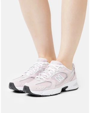 Ljusrosa sneakers från New Balance - Snygga ljusrosa sneakers från New Balance med vit och grå detaljering. Den vita sulan har svarta inslag för extra kontras. Perfekta för dig som gillar sportig och trendig stil. HELT OANVÄNDA! 