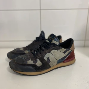 Valentino rockrunners - Storlek 43, Smutsiga men går att fixa upp och få fina om man har orken!