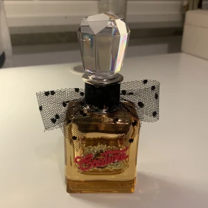 Viva la Juicy gold couture parfym  - En juicy couture Vivala juicy Gold parfym. Skulle säga att det är cirka 15- 20ml kvar. Har noter av sandelträ, karamell, jasmin, vilda bär, vanilj💛