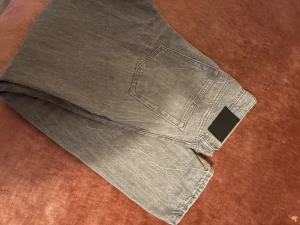 Grå jeans från Vailent XS - Snygga grå jeans från Vailent i storlek XS. Klassisk femficksmodell med raka ben och knappstängning fram. Jeansen har en neutral grå ton och är tillverkade i mjukt denimtyg som sitter skönt. Perfekt för dig som gillar stilrena och enkla jeans.