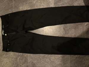 Svarta jeans från Dressmann - Svarta jeans från Dressmann i regular fit. Klassisk rak modell med bälteshällor, dragkedja och knapp framtill. Absolut kap prismässigt. Prins kan diskuteras till viss gräns😊