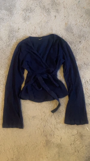 Marinblå knyt-topp Gina Tricot - En topp från Gina Tricot med knyt som man kan knyta på både framsidan och bak, Storleken är XS