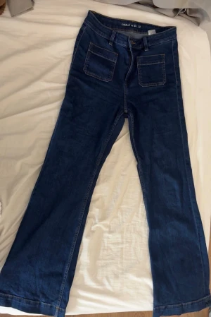Mörkblå bootcut jeans.  - Mörkblå jeans från Bik bok med bootcut passform och vida ben. Använt några gånger men inte mycket