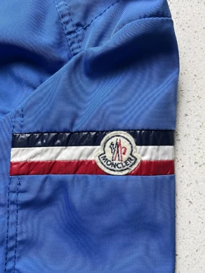 Blå vindjacka från Moncler - [ Moncler Choquart jacka ] Super skick 8,5/10, bara lite små märkningar på knapparna. Perfekt höst/vårjacka eller som vinterjacka med lager. Väldigt skön och stilren. 3299kr är mitt pris🤩