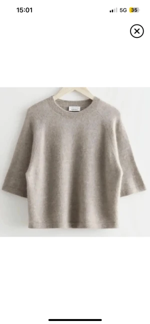 Beige stickad tröja med trekvartsärm - Snygg beige stickad tröja från & other Story krympt i tvätten så skulle säga att den motsvarar storlek xs men jag som har storlek S kan ha den