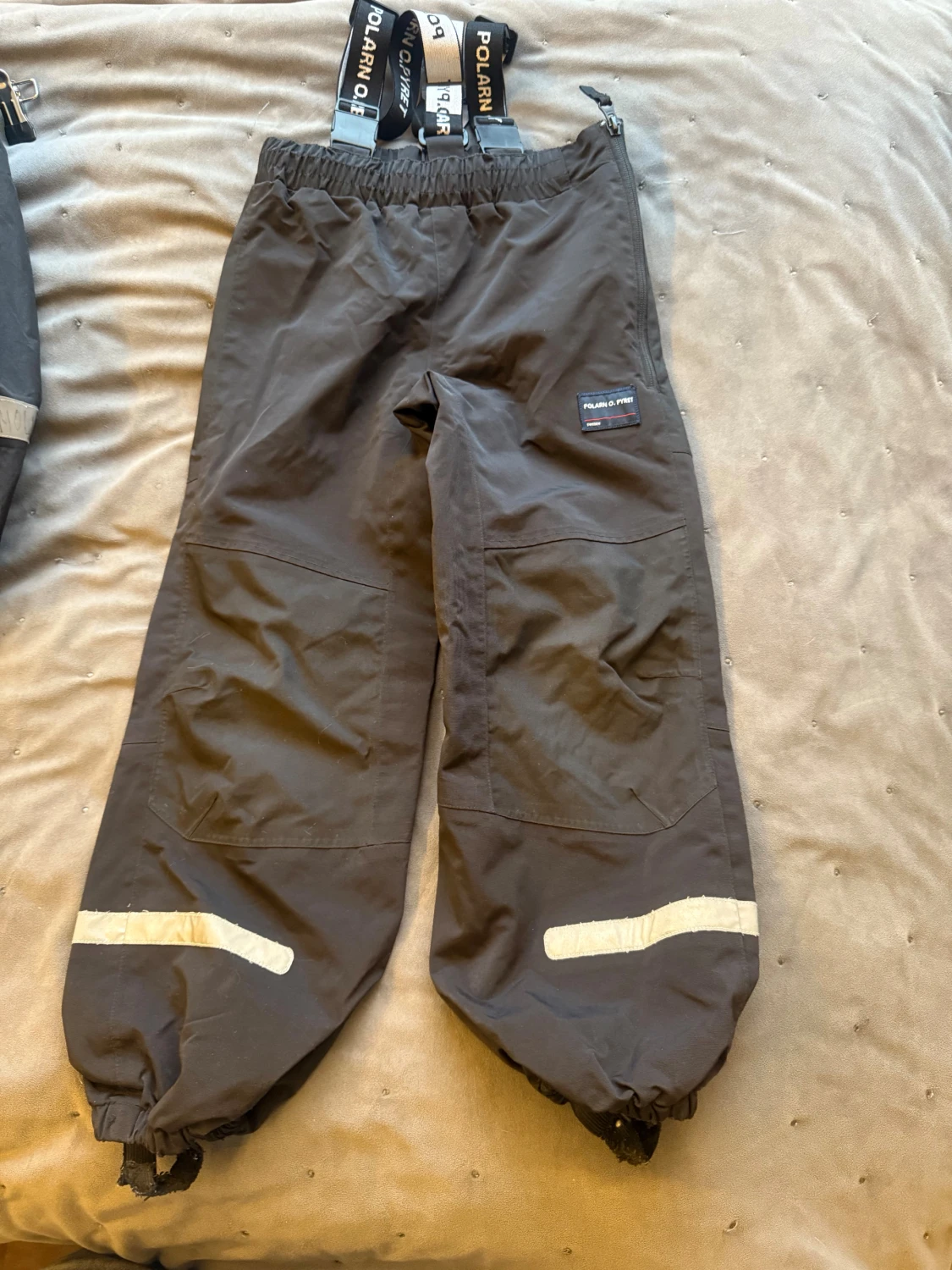 Svarta skalbyxor från Polarn O. Pyret