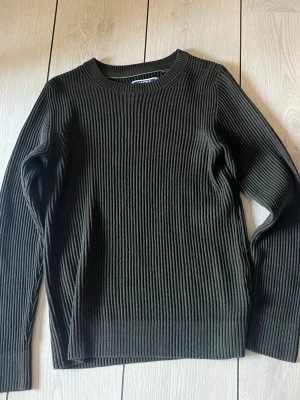 Jack n Jones tröja - Passar dig som är upp till 170. Skriv vid minsta fundering