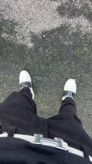 Vit svarta opens skor  - Säljer ett par skor som kallas för opens. Skorna har en clean och modern look som passar perfekt till svarta jeans eller andra outfits. Kom dm ifall frågor!