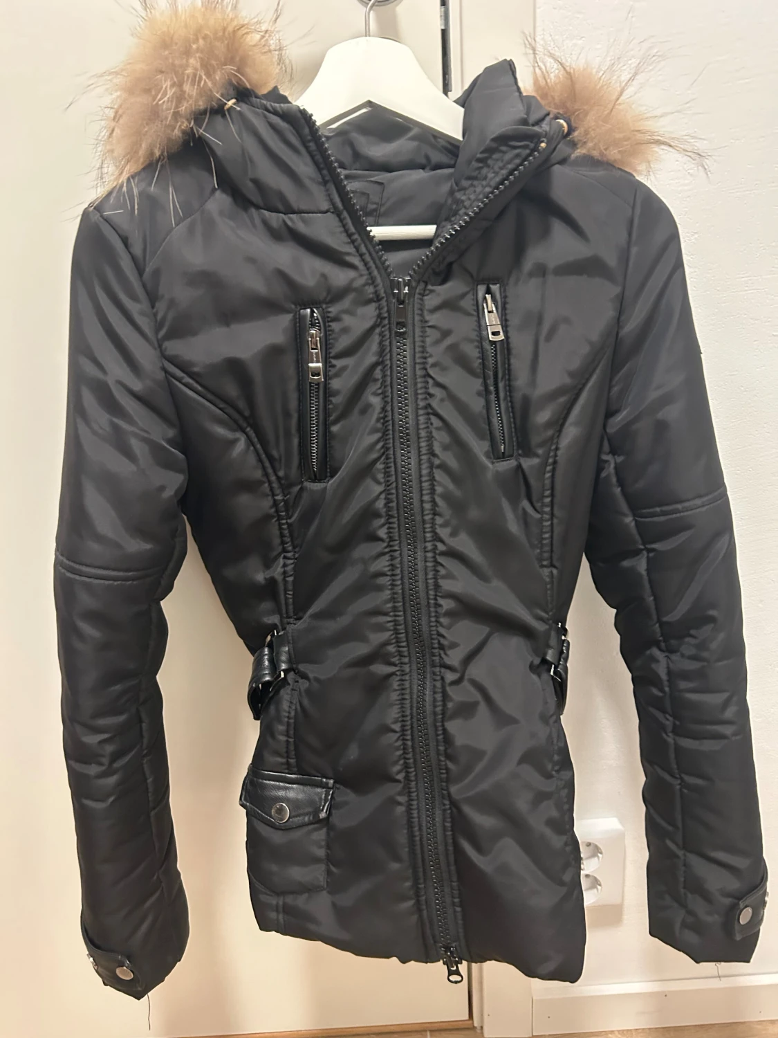 Svart pufferjacka med päls från Jayloucy