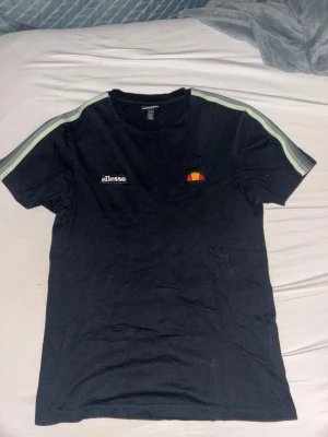 Märkes T-shirts - Fräscha märkes kläder för billiga priser. Stolek M på svarta Lylescott och mörkblå Riley, Stolek Xl på alpha industri (passar M,L,XL), resten stolek S. Priser är 90kr/st dock måste köpas minst 3st för ett möjligt köp. Vid köp av alla är det 70kr/st.