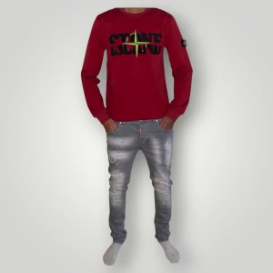 Stone Island tröja strl M röd  - Helt ny. Fin replika med grym kvalitet. Modellen är 175cm lång och bär storlek M på bilderna. Pris: 699kr. Först till kvarn som gäller. Skickas direkt inom 24h