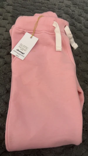 Russemerch mjukisbyxor  - Säljer ett par supermysiga rosa mjukisbyxor från russemerch, oanvända byxor, passar till när du inte orkar ha jeans eller när du bara vill chilla. pris går att diskutera