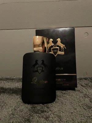 Legion Eau de Parfum 100ml - Legion Eau de Parfum, 100ml. Snygg och stilren flaska med guldiga detaljer. Doftar kanel, vanilj och lite äpple. Perfekt för dig som vill sticka ut och dofta sötast i kompisgänget. Flaskan är köpt för 1 vecka sedan och bara sprayad 8 gånger.  Volymen är  (100ml). Nypris 350kr