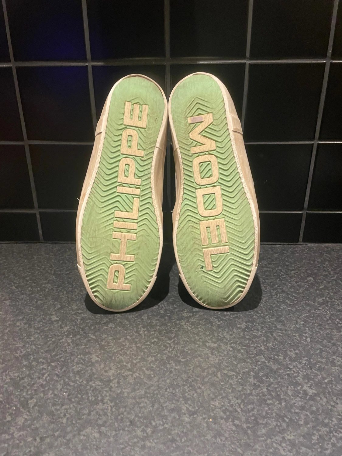 Philippe Model vita sneakers med gröna detaljer - 1