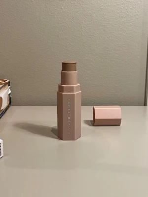 Contour stick från Fenty Beauty - Detta contour stick har en helt otrolig formula som skapar en fräsch och ren känsla på huden. Den kallare färgen kallad AMBER 01 är perfekt för både en glowy och en matta look. Nypris: 349 kr 🤗🤗🤩