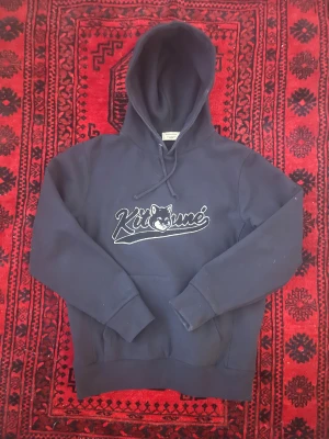 Mörkblå Maison Kitsuné hoodie - Snygg mörkblå hoodie från Maison Kitsuné med broderad logga.