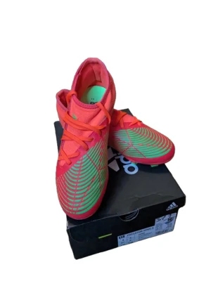 Adidas Predator Edge röda fotbollsskor - Säljer ett par Adidas Predator Edge fotbollsskor i röd färg med gröna detaljer och mönster. Skorna har snörning och en låg profil, samt gröna dobbar på sulan för extra grepp på planen. Tillverkade i syntetmaterial och designade för att sticka ut på fotbollsplanen. Dom är knapt andvända.