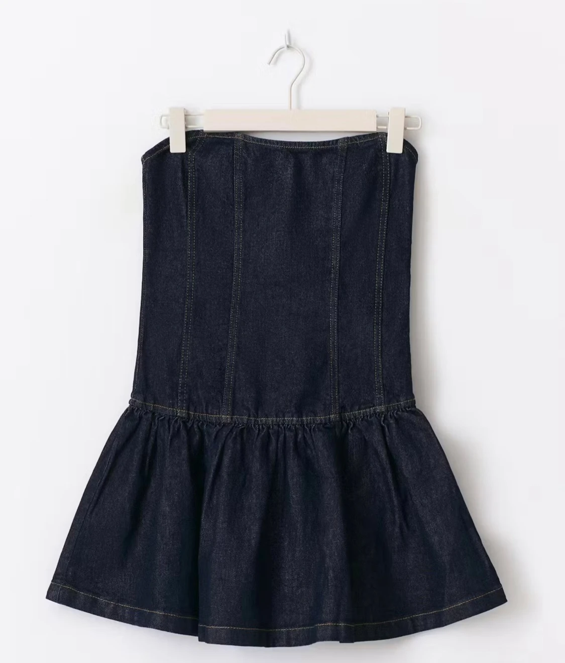 Mörkblå jeansklänning med volang 