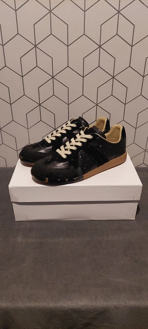 Maison Margiela gats - Svarta Maison Margiela gats med färg stänk || Storlek 41 || box medföljer || 