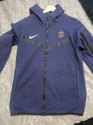 Kofta PSG - Hej säljer min kofta som är nästan helt ny oanvänd