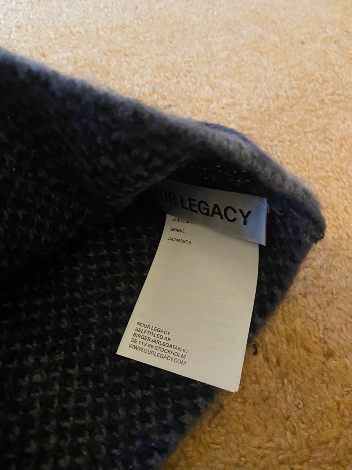 Rutig stickad mössa från Our Legacy - 1