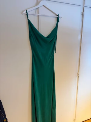 Rat&boa Ophelia dress - Säljer min Balklänning från Rat&boa! Använd 1 kväll så den är i superbra skick! Jag har klippt bort lappen i ryggen för den syntes eftersom den är ganska djup i ryggen. Men det är en storlek Medium!