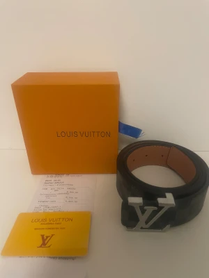 Svart rutigt bälte  - Säljer ett helt nytt bälte med låda kvitto och även ett certifikat storleken på bältet är 115 för endast 299kr