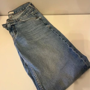 Ljusblå raka jeans från Perfect Jeans - Snygga ljusblå jeans från Gina Tricot med klassisk femficksdesign och raka ben. Jeansen har lågmidjad passform och är tillverkade i mjukt denimtyg med subtila slitningar. Perfekt för dig som gillar en enkel och clean look.