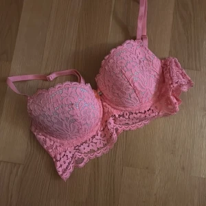Korallfärgad BH - Knappt använd. Från hunkemöller. Storlek 70C
