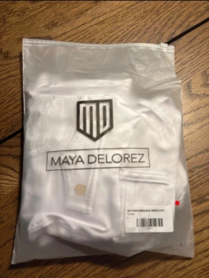 Vita ridbyxor Maya Delorez  - Snygga vita ridbyxor från Maya Delorez, modell IZA Performance Breeches med full grip-säte. Nypris 1199. Använda max 2 gånger på tävlingen. 