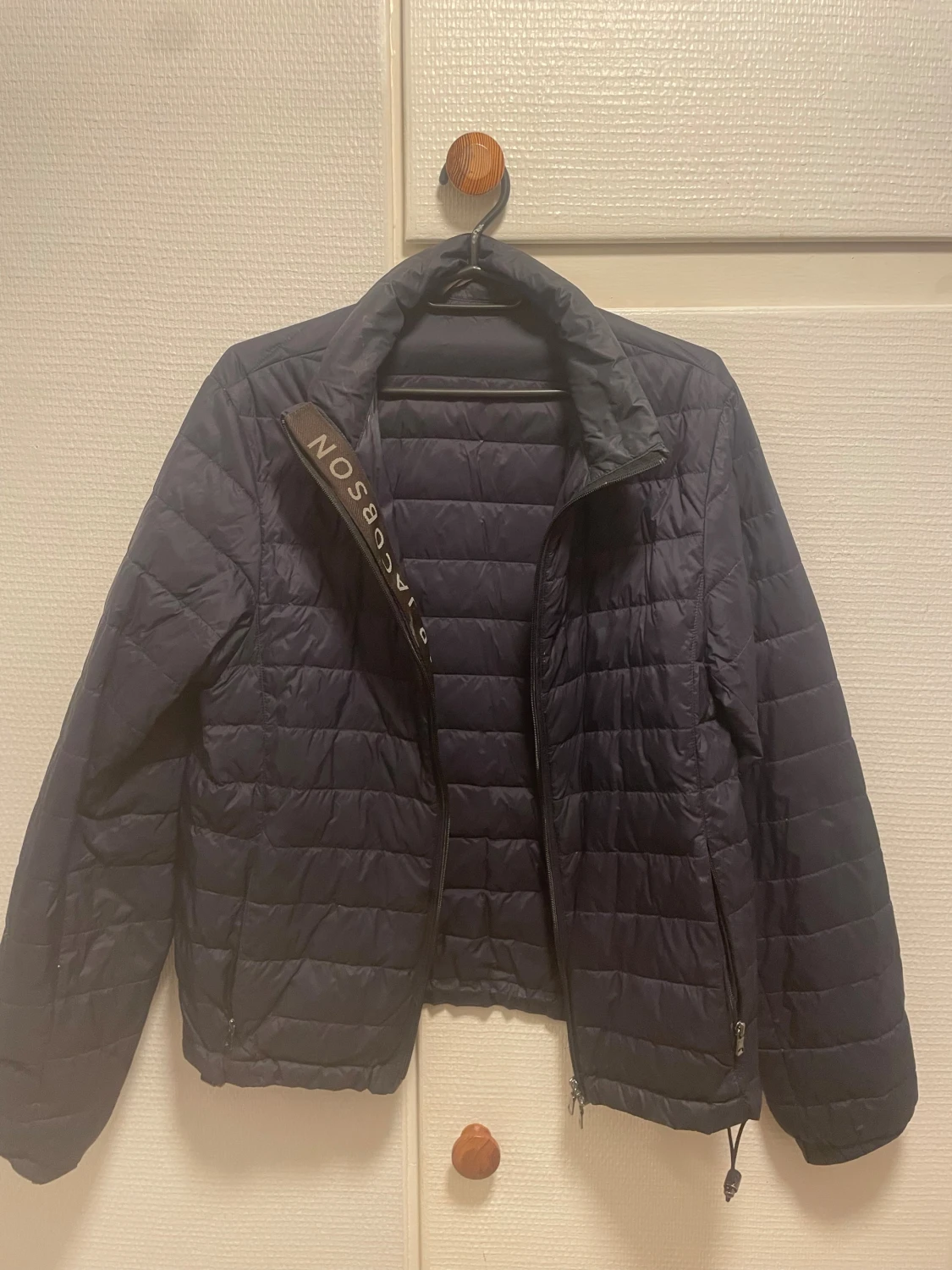 Mörkblå dunjacka från Oscar Jacobson