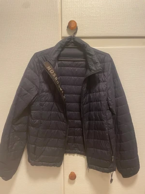 Mörkblå dunjacka från Oscar Jacobson - Mörkblå dunjacka från Oscar Jacobsson, pris kan diskuteras 