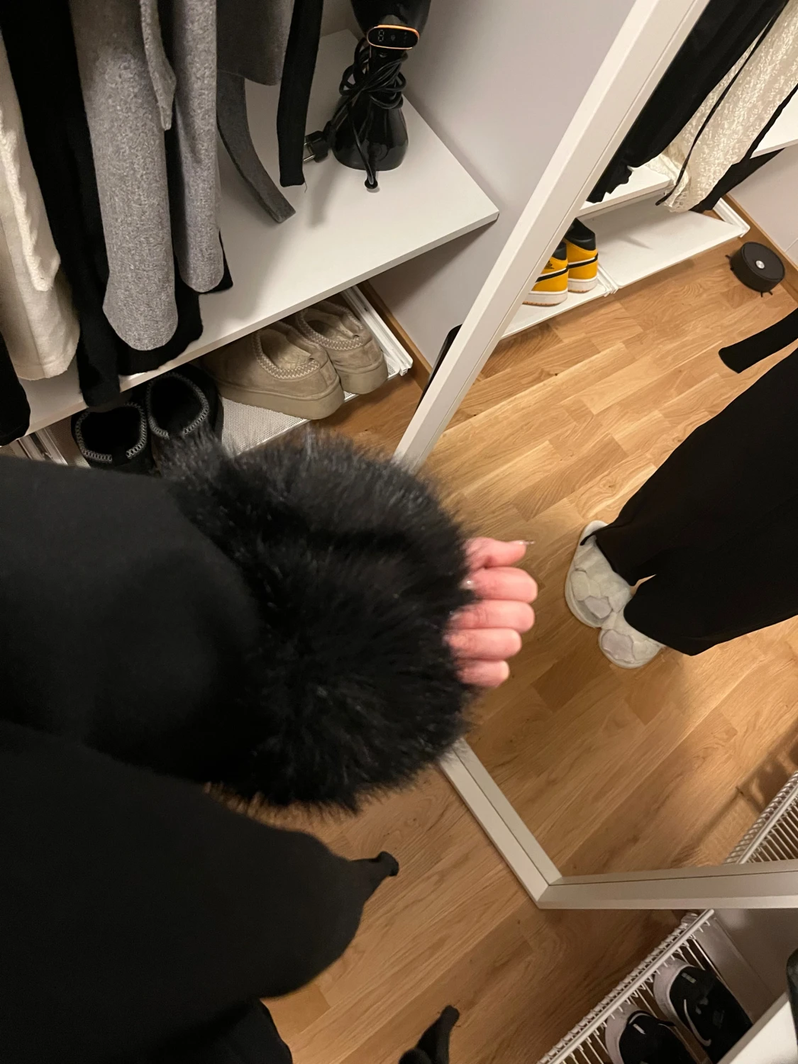 Svart kappa med pälsdetaljer - 4