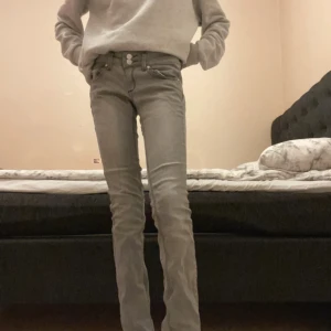 Mango Low waist jeans  - Snygga grå lågmidjade  jeans från Mango Jeans, modell Lizzy, med raka ben. Jeansen har dubbla knappar och materialet är mjukt jeans-tyg.