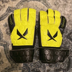 Målvaktshandskar - Soc, gk100 målvaktshandskar från stadium, i storlek 7. Väldigt bra och snygga och bra för nybörjare, bra pris och knappt använd. Pris kan diskuteras 