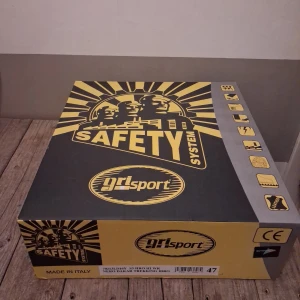 Svarta kängor från Grisport - Svarta kängor från Grisport med robust support system och Sympatex-membran. Skorna har grov mönstrad sula med orange detalj, snörning med gulsvarta skosnören och slitstark ovandel i skinn och syntet. Perfekta för dig som vill ha stabilitet och komfort... ny pris 800 kr