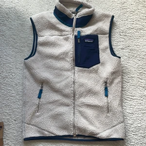 Patagoinia väst  - Säljer denna riktigt snygga västen som passar perfekt till vädret just nu. Storlek S använd några gånger så iprincip som ny. Hör av er vid funderingar 