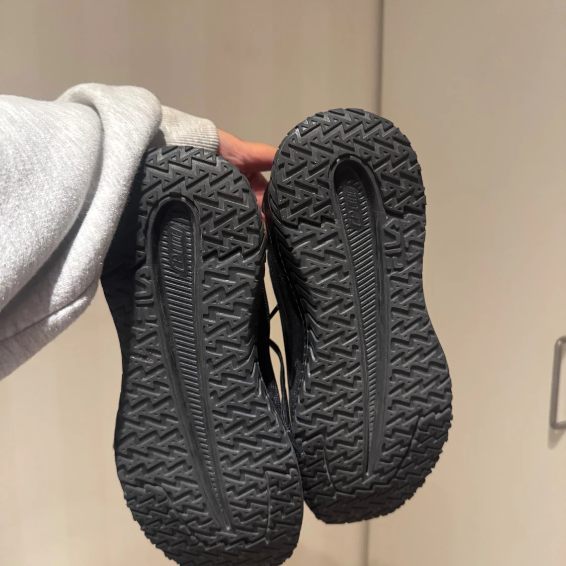 Svarta Fila sneakers med snörning - 4