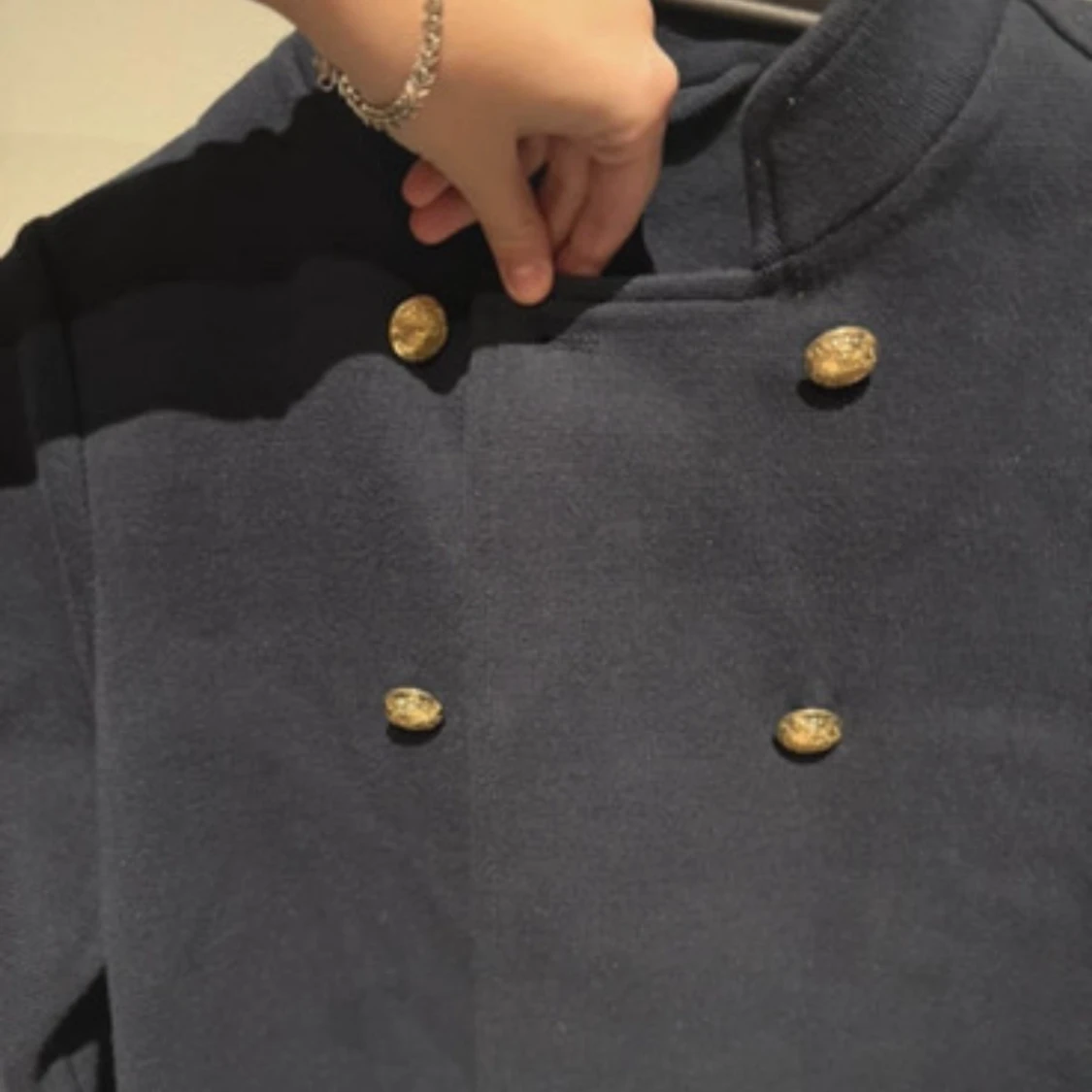 Mörkblå skepparkavaj med guldknappar - 1