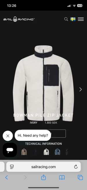 Vit teddyjacka från Sail Racing - Bowman Pile Zip Jacket från Sail Racing i ivory-vit färg med svart detaljer. Jackan har hög krage, hel dragkedja och en svart bröstficka med Sail Racing-logga. Tillverkad i mjuk fleece som är perfekt för kyliga dagar. Snygg och clean look med lång ärm.