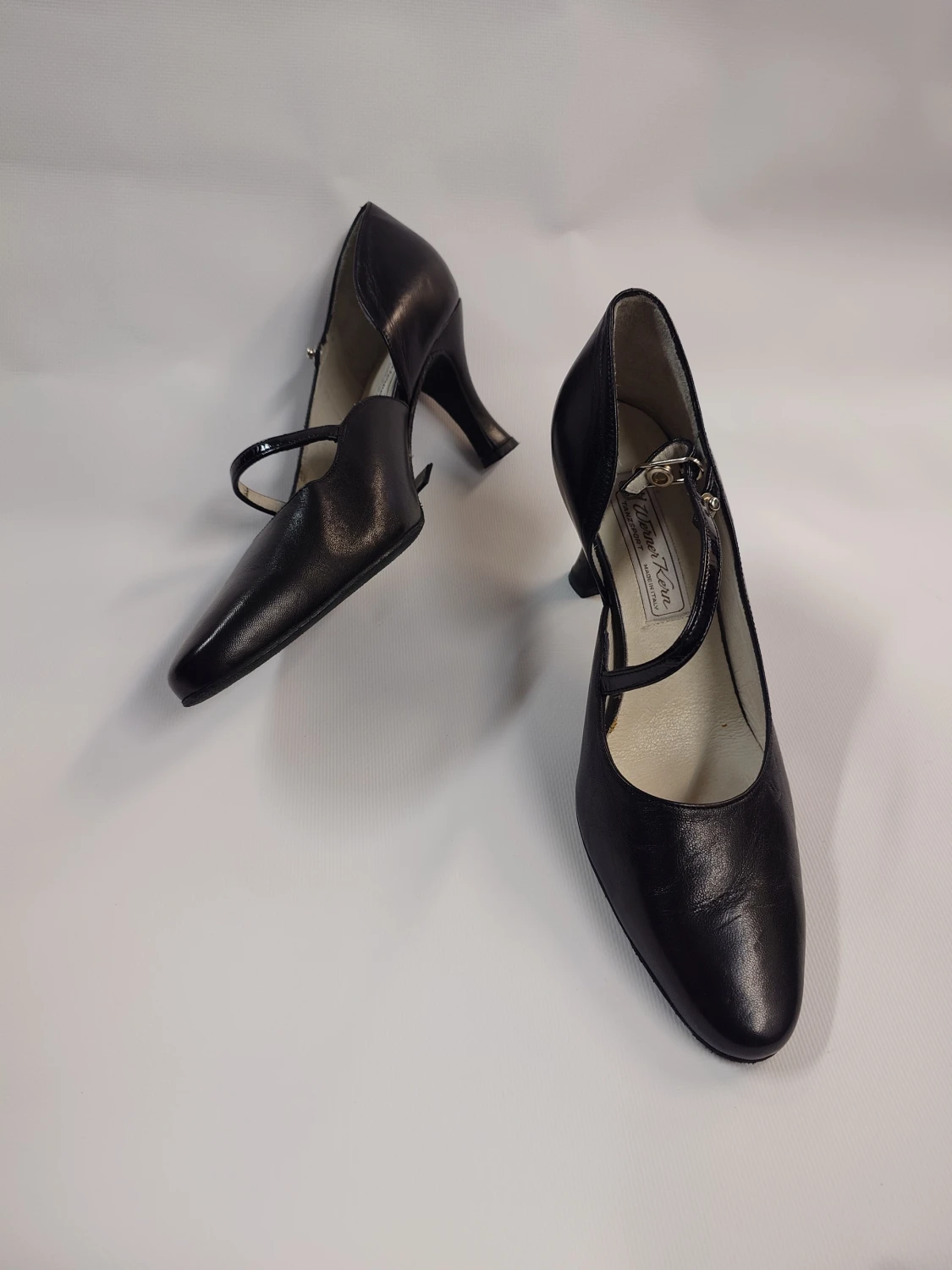 Svarta pumps med klack och rem