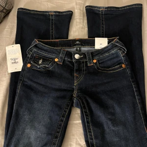 True religion jeans - Helt nya, endast testade. Prislappen åkta av så kan tyvärr inte lämna tillbaka dom därför säljer jag dom. Köpte dom för en vecka sen ungefär.