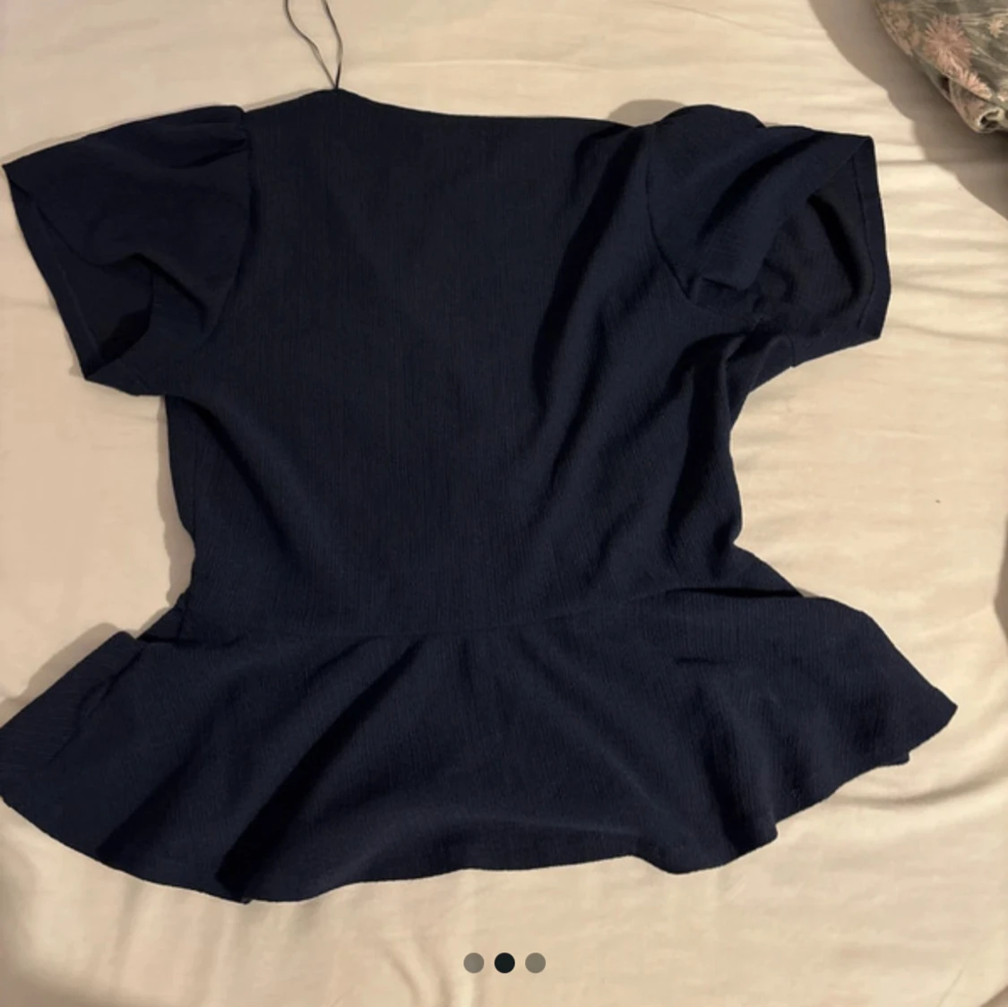 Mörkblå omlottblus med volang - 1