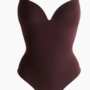 Hm body- vinröd  - Supersnygg vinröd body från hm, slutsåld. Jätteskönt material. Helt ny, aldrig använd. Prislappar kvar💞 