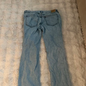 Gina tricot low waisted boot cut  - Jeans från Gina tricot i storlek 40, men omsydda och passar 38/36. Jeansen är low waisted och bootcut, knappt använda.