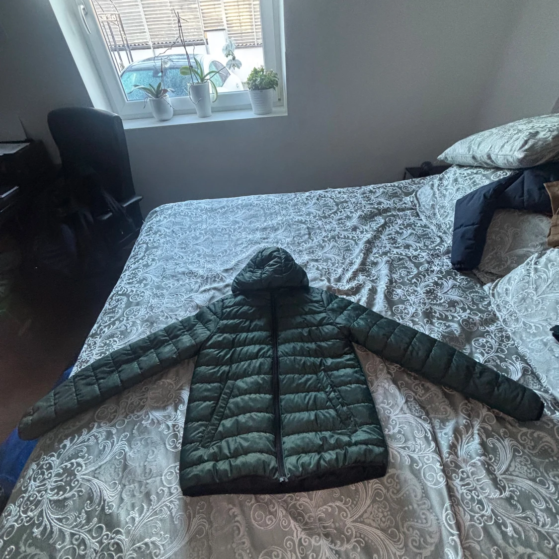 Grön pufferjacka med huva