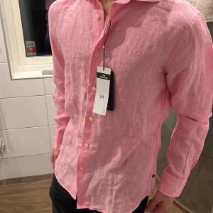Ljusrosa linneskjorta Matinique  - Säljer en stilren ljusrosa skjorta  i luftig linne. Skick:10/10 Original pris: 370 kr Ny pris: 250 kr