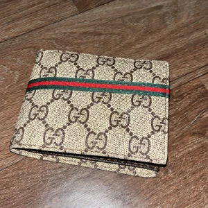 GG plånbok - GG plånbok med färgerna besh och gröna och röda sträck