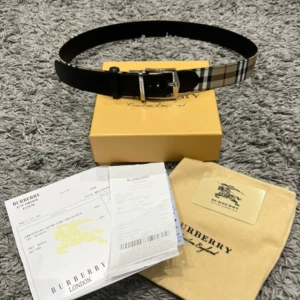 Burberry Bälte - Burberry bälte till salu, 9/10 skick. De ända defekterna är vid hålen som ni ser på bild 5. Men det är inte så farliga skador. Allt på bilderna medföljer. Bältet är 120 cm långt. Man kan även göra egna hål om den är för stor. Väldigt unik och fin. Rekommenderar starkt! Hör av er vid frågor och funderingar!